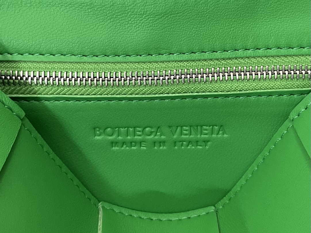 Cassette Intreccio Leather Cross-body Bag Green